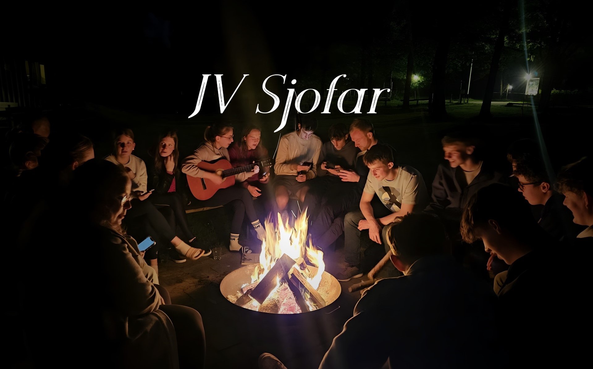 JV Sjofar jongeren bij kampvuur tijdens het JV weekendje weg